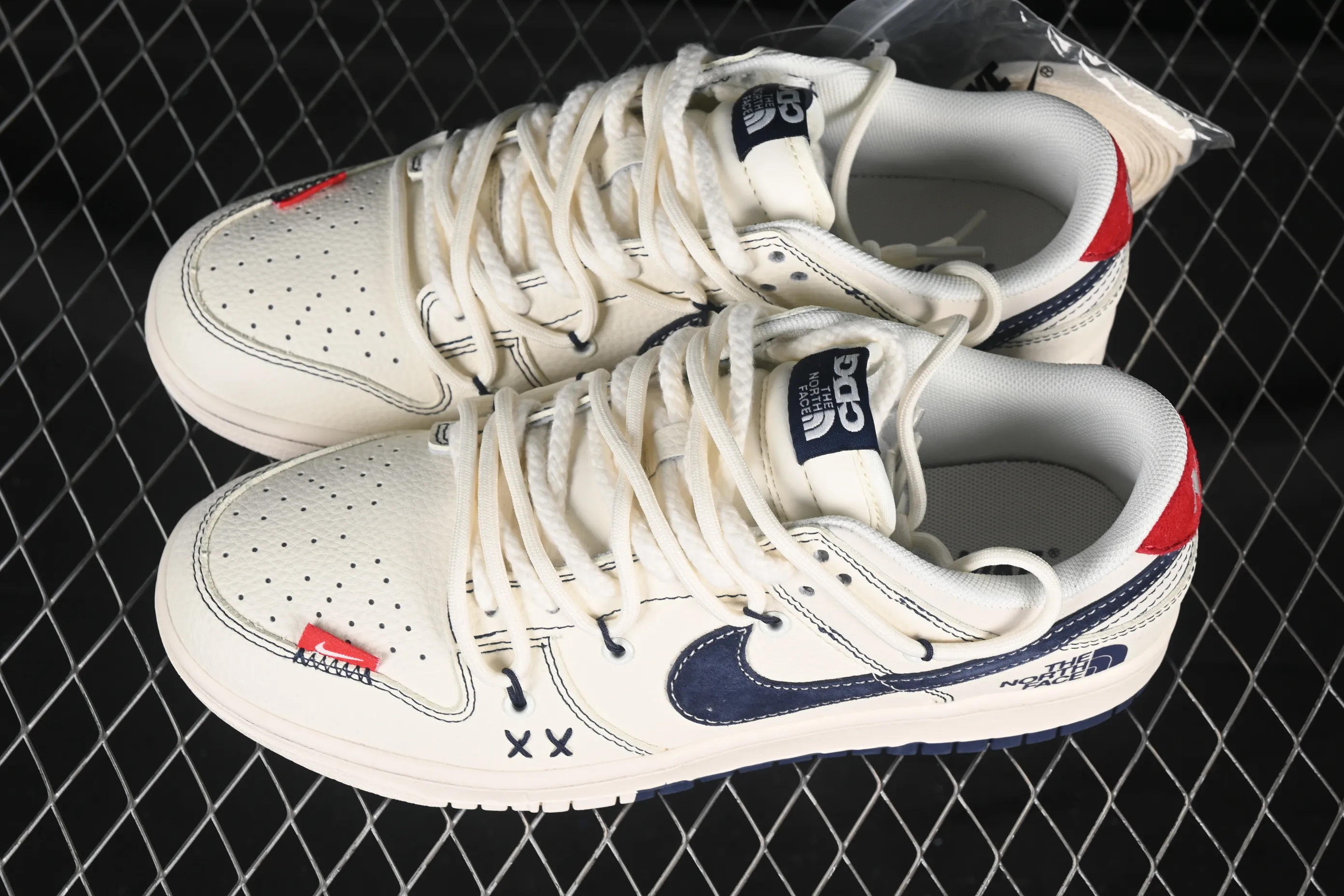 All Categories Nk SB Dunk Series Nk SB Dunk Low High-end Customized Low-top Shoes Nike SB Dunk Low North Face x Kaws Tripartite Series Strap Off-White Black Hook Anniversary High-end Customized Low-top Casual Shoes YX5066-283